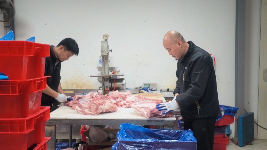 猪肉批发门店员工进行猪肉精细分割
